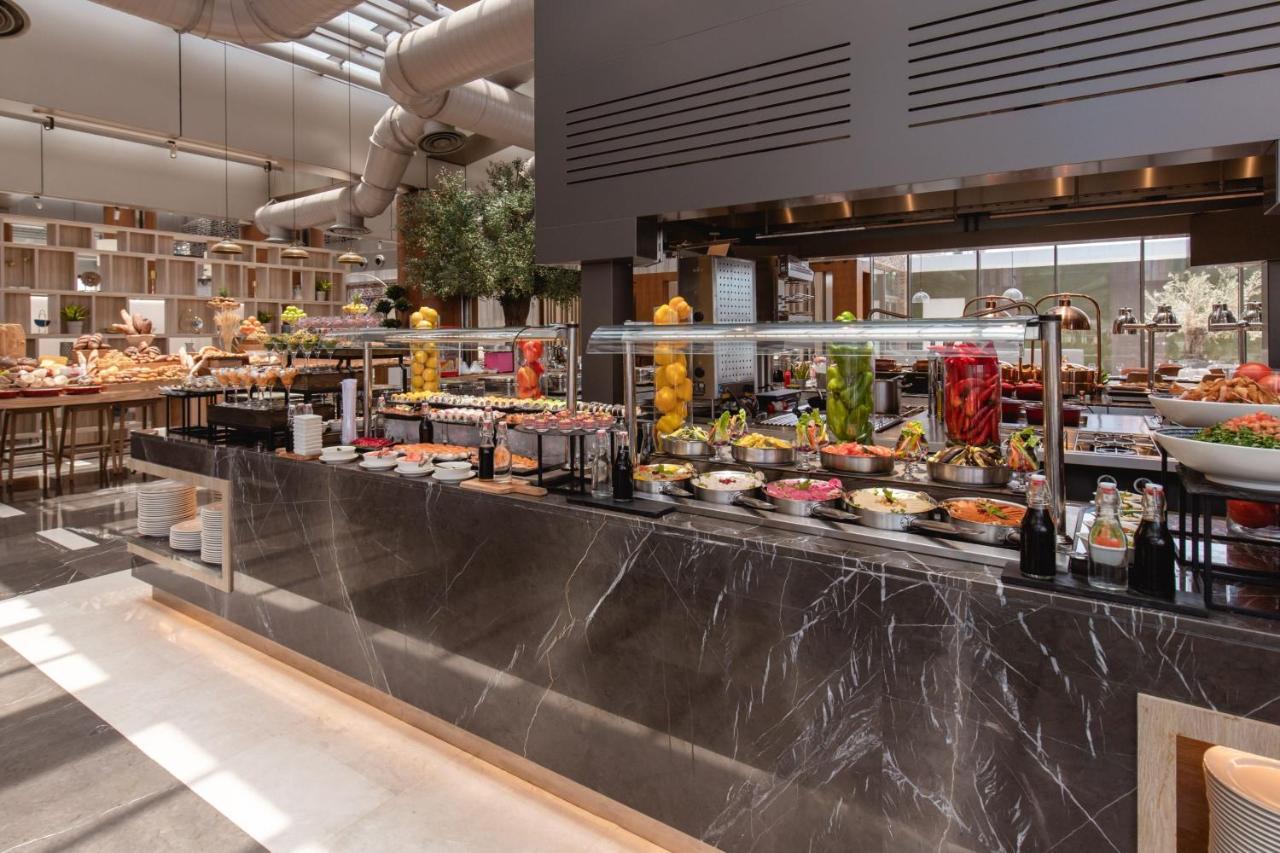 Jeddah Marriott Hotel Madinah Road Exteriér fotografie The buffet at the hotel