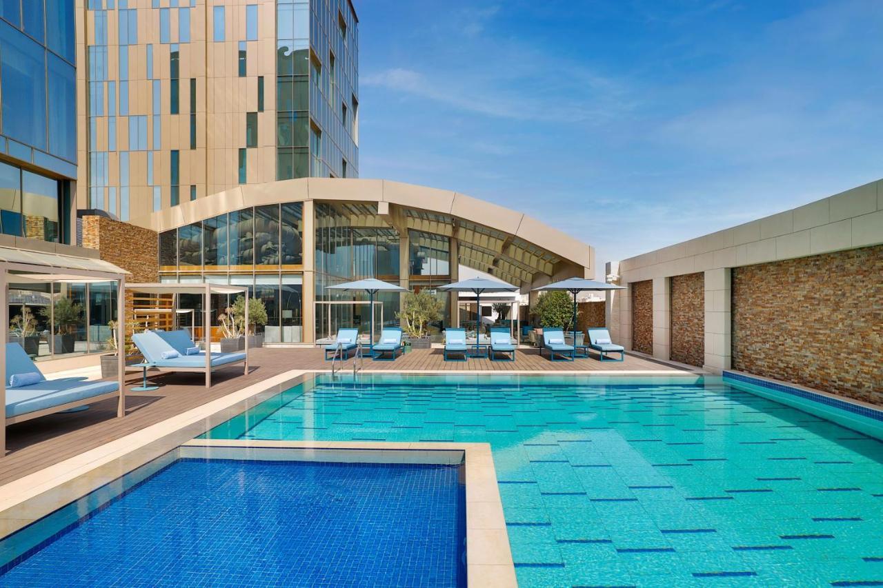 Jeddah Marriott Hotel Madinah Road Exteriér fotografie The swimming pool at the hotel