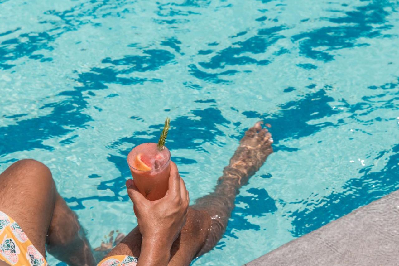 Jeddah Marriott Hotel Madinah Road Exteriér fotografie A woman holding a cocktail in a swimming pool