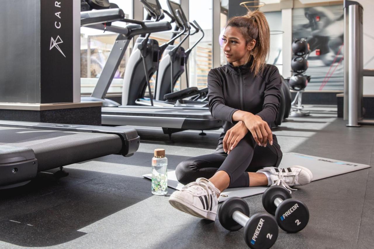 Jeddah Marriott Hotel Madinah Road Exteriér fotografie A woman in a gym