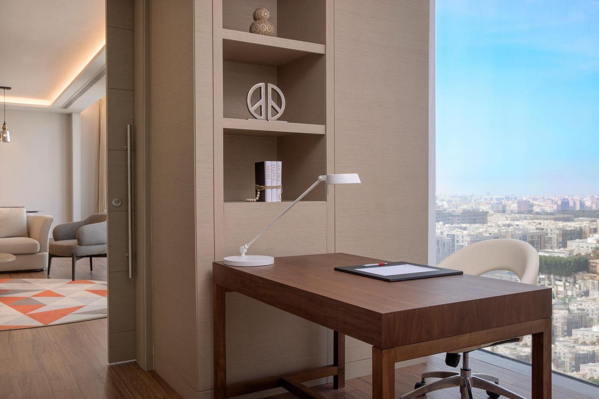 Jeddah Marriott Hotel Madinah Road Exteriér fotografie A work desk in a hotel room