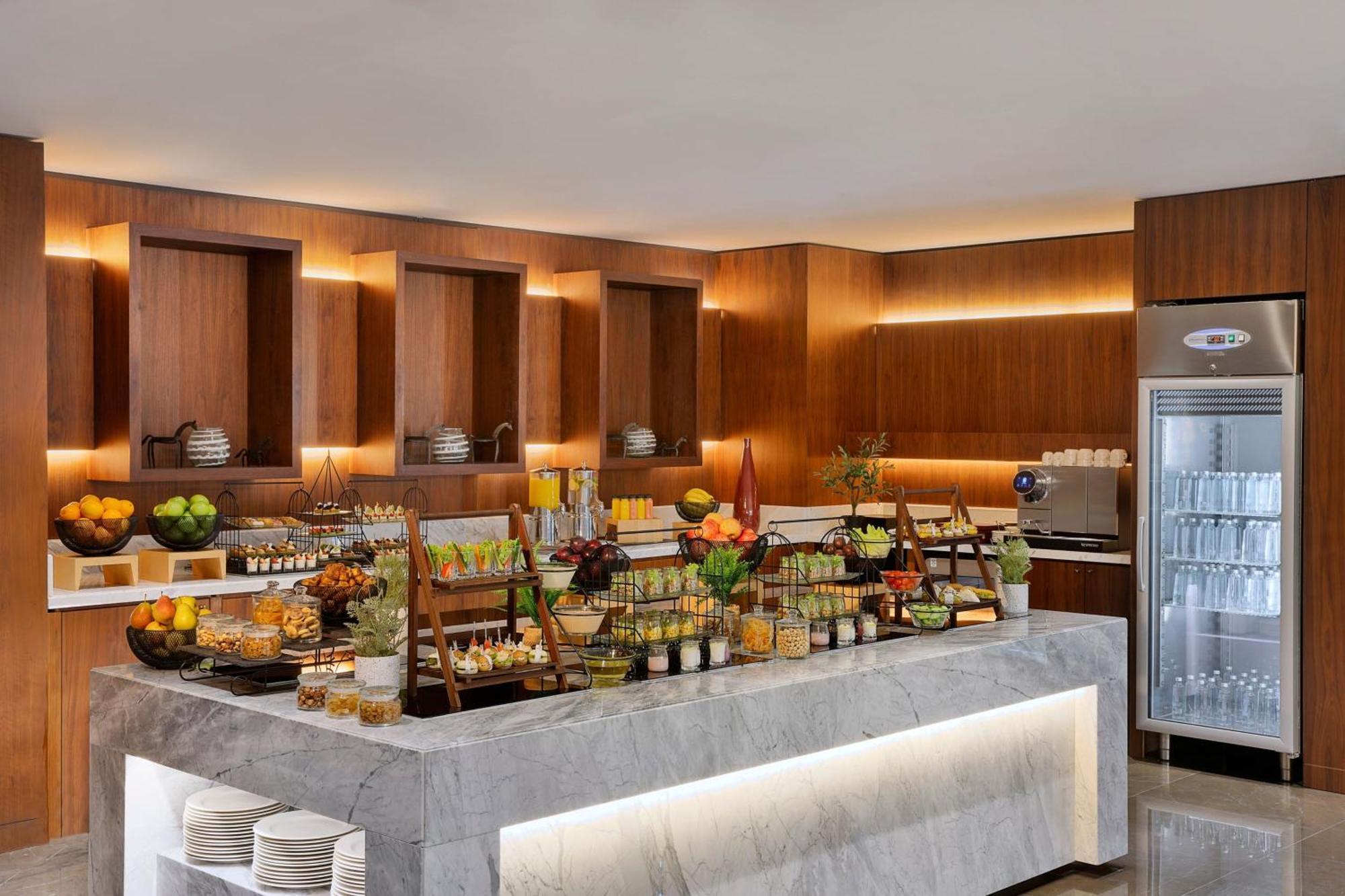 Jeddah Marriott Hotel Madinah Road Exteriér fotografie The buffet at the lounge