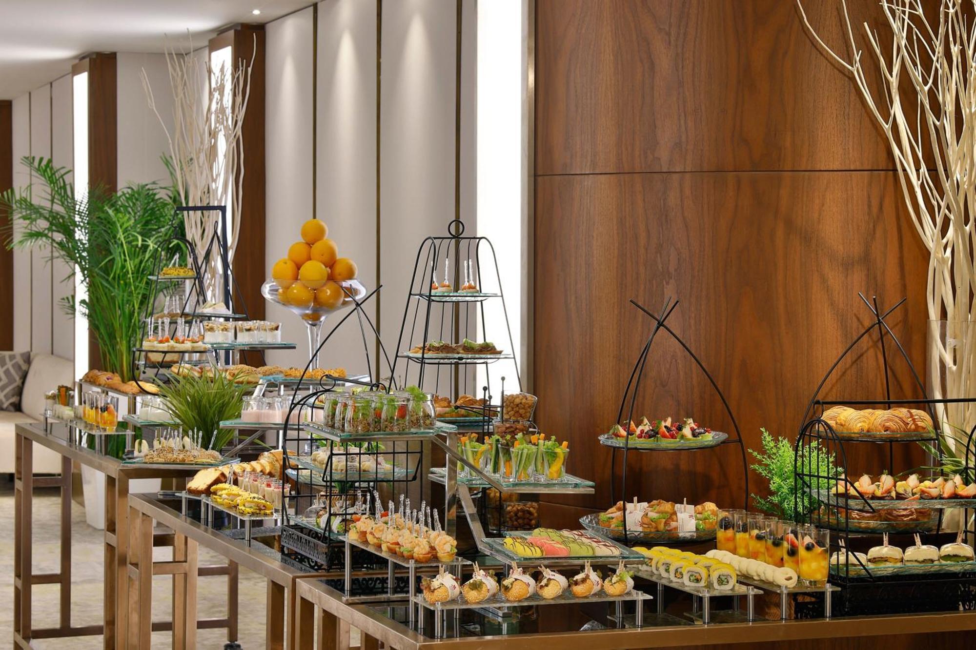 Jeddah Marriott Hotel Madinah Road Exteriér fotografie A buffet at a hotel