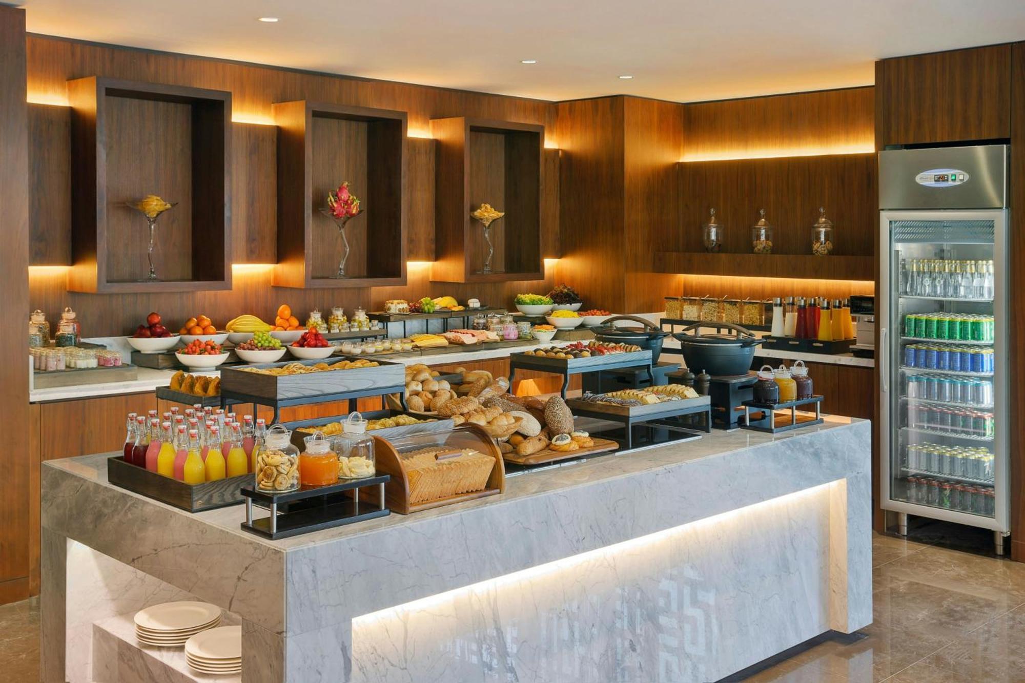 Jeddah Marriott Hotel Madinah Road Exteriér fotografie A buffet at a hotel